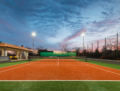 Quels détails sont souvent oubliés dans une construction court de tennis saint remy de provence ?