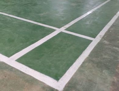 Faut-il un entretien particulier en été après une construction court de tennis à Angers ?