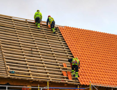Couvreur à Lyon: Comment un couvreur lyonnais traite-t-il les problèmes de tuiles poreuses ou fissurées ?