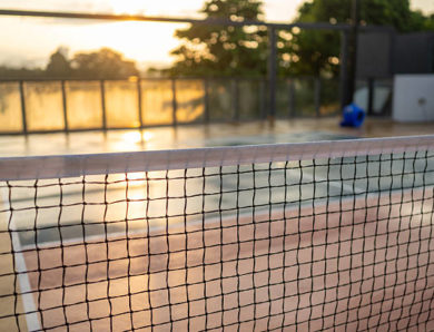 Quels revêtements sont les plus adaptés pour une construction court de tennis à paris en usage hôtelier ?