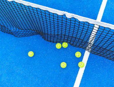 Quel remplissage privilégier pour une construction court de tennis gazon synthétique à Avignon exposée à de fortes chaleurs ?