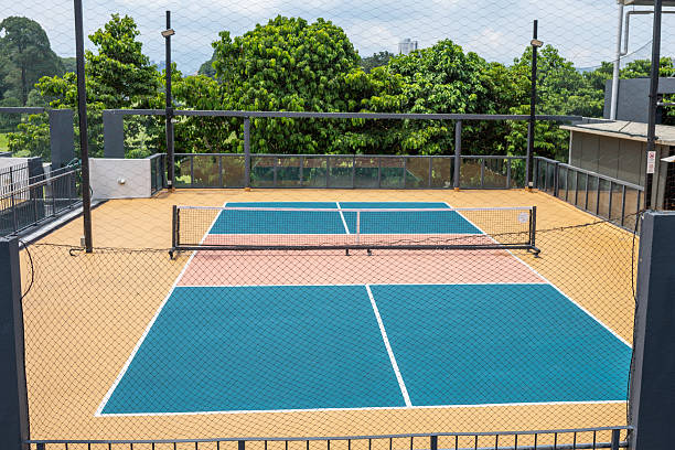 Quelles contraintes techniques anticiper pour une construction terrain de pickleball à Troyes en environnement hôtelier ?