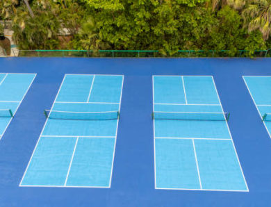 Quelle distance faut-il conserver autour de l’aire de jeu pour installer un terrain de pickleball confortable et sécurisé ?