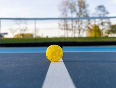 La construction court de tennis à Chartres est-elle pertinente pour un hôtel urbain comme pour un établissement en périphérie ?